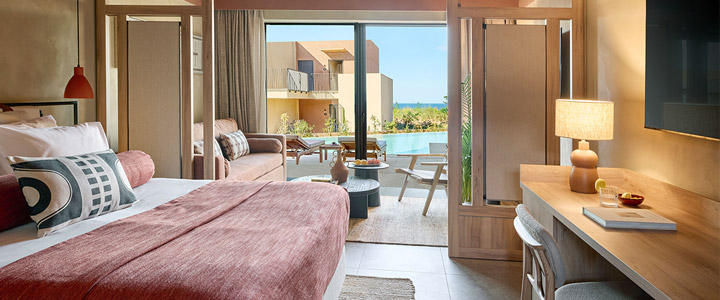 Im Hotel Meninx bereitet Service und Küche den Restaurantbereich in freundlicher, gemütlicher Atmosphäre vor, während helle mediterrane Gestaltung für ein einladendes Ambiente sorgt.